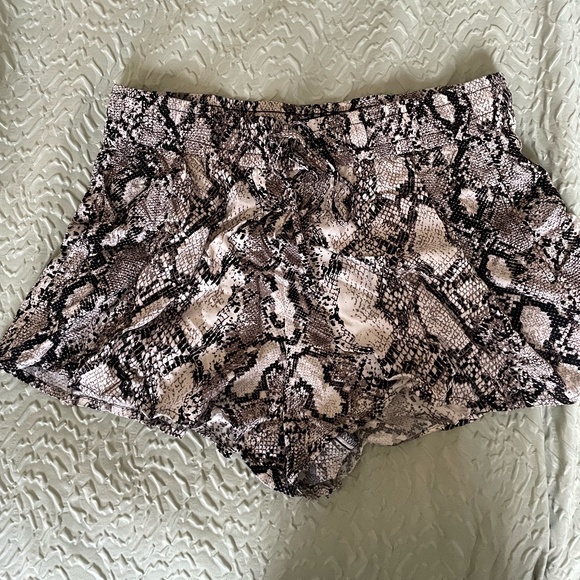 Express Snake Print Flowy High Waist Shorts Size Large - Picture 1 of 3